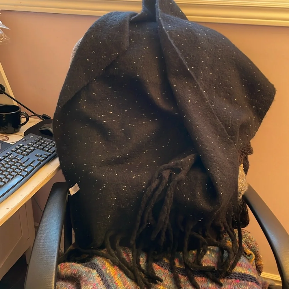 3/$20 Cosy black and white speckled blanket scarf - Picture 3 of 5